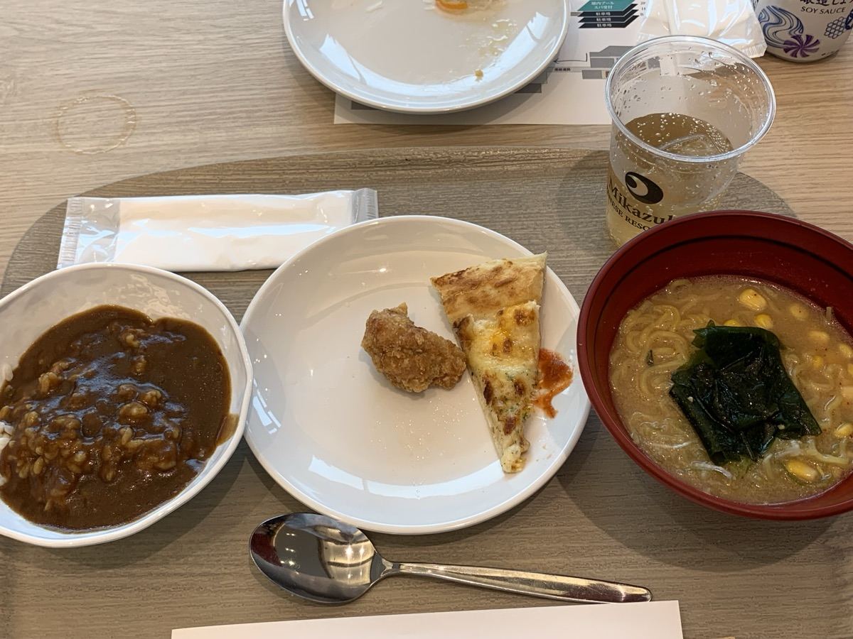 A kids' plate from the buffet: curry rice, ramen, fried chicken, and pizza