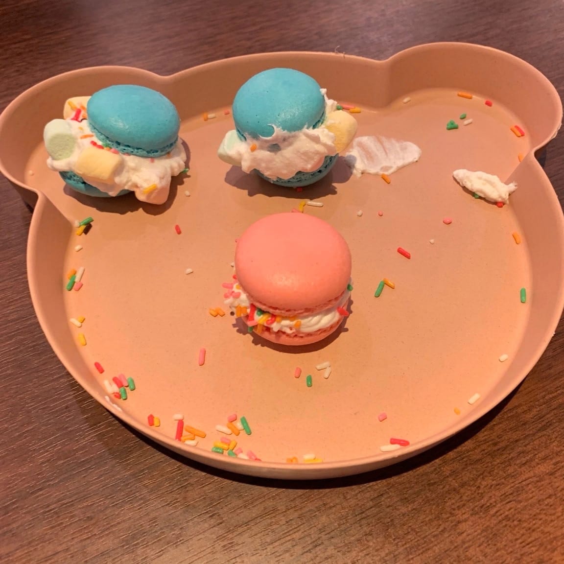Blue and pink macarons decorated during the Kids Pâtissier activity